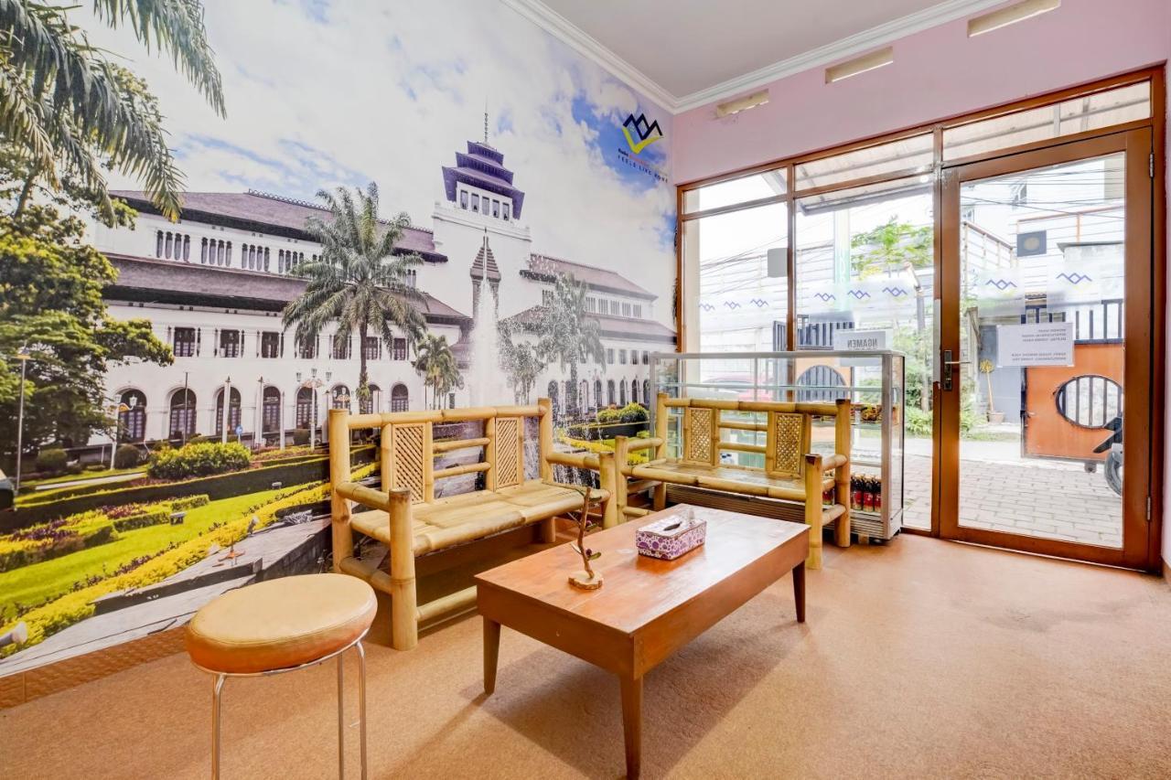 Radio Backpacker Guesthouse Syariah バンドゥン エクステリア 写真