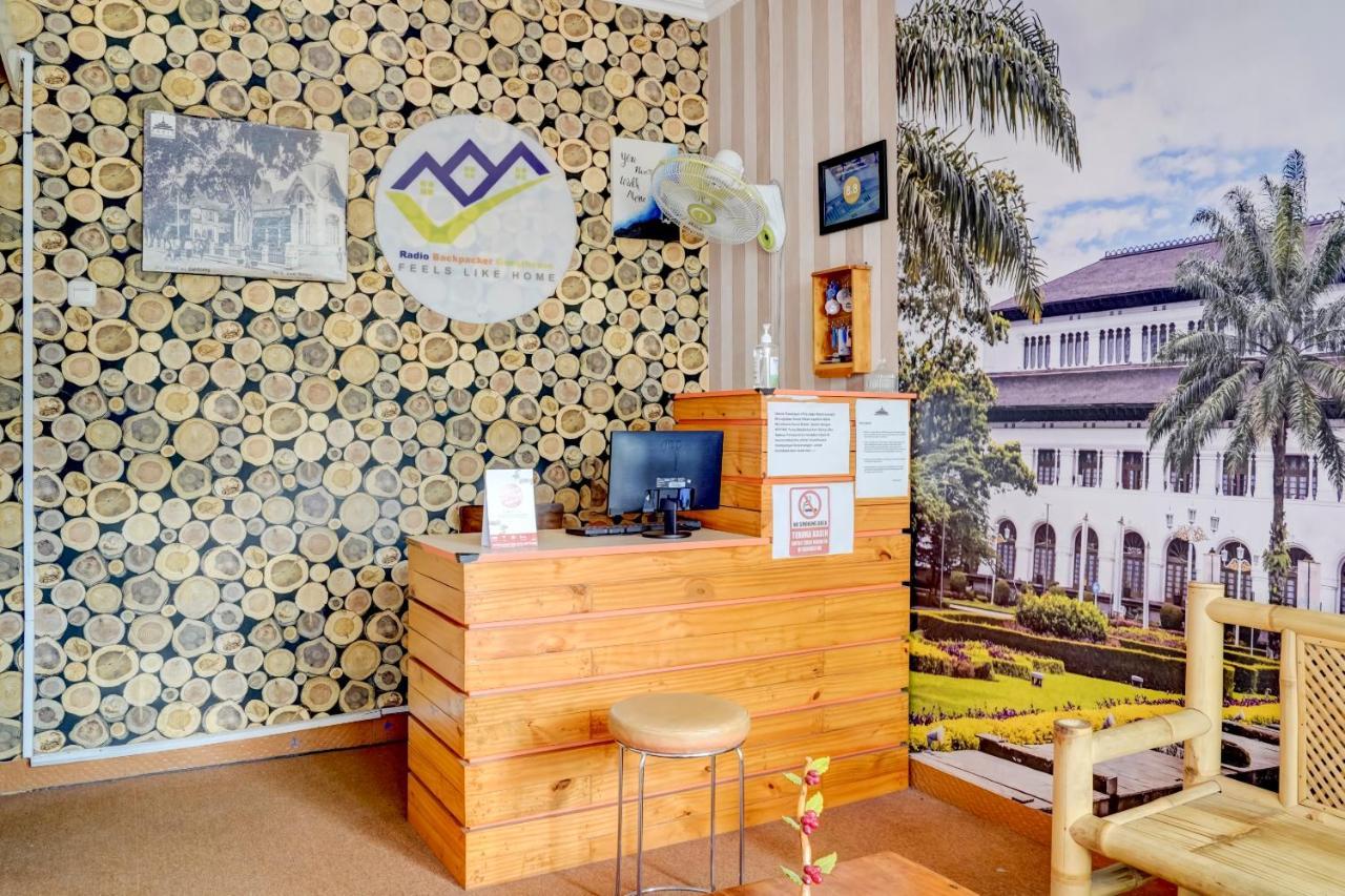 Radio Backpacker Guesthouse Syariah バンドゥン エクステリア 写真