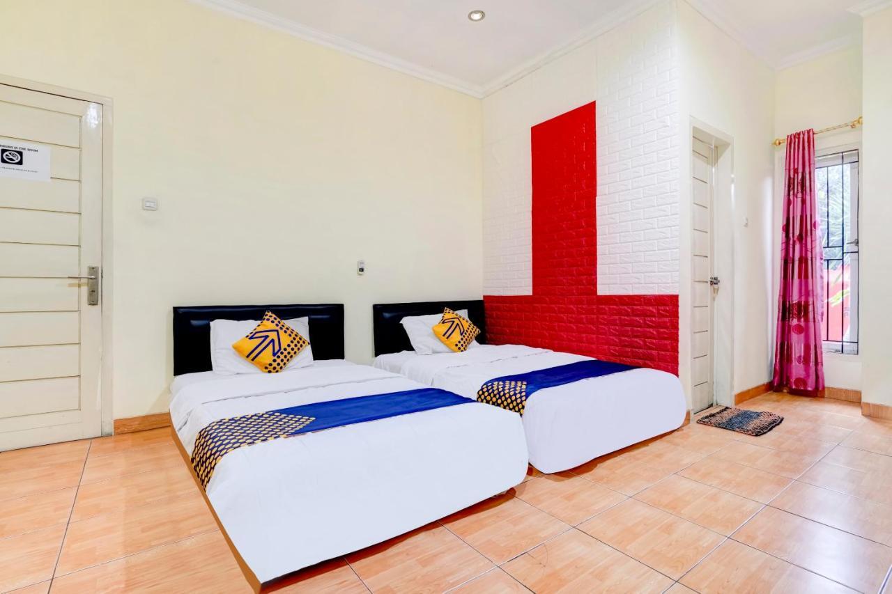 Radio Backpacker Guesthouse Syariah バンドゥン エクステリア 写真