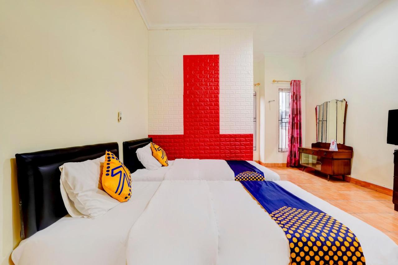 Radio Backpacker Guesthouse Syariah バンドゥン エクステリア 写真